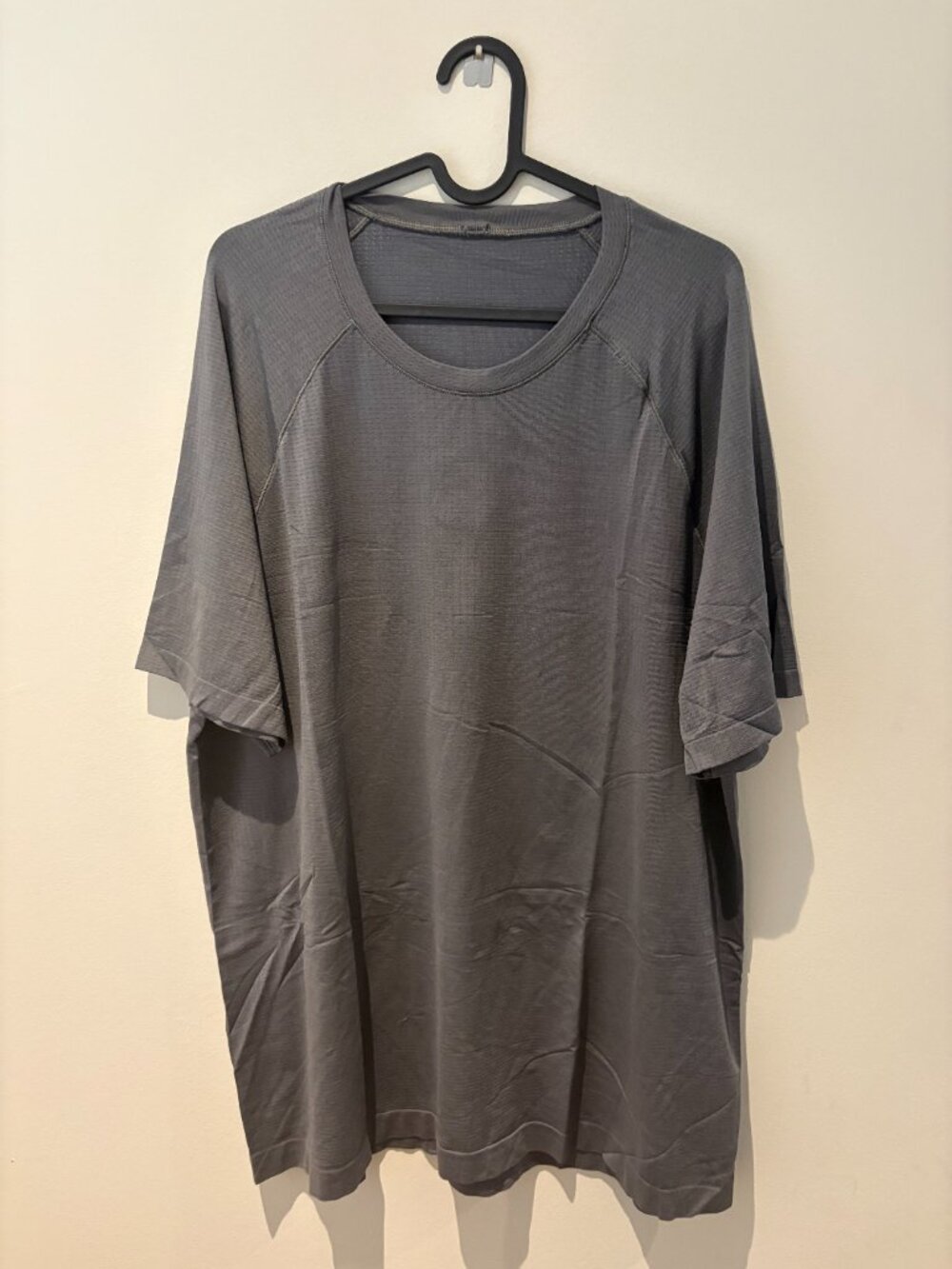 Lululemon Menโs Metal Vent Tech Short Sleeve Shirt Grey